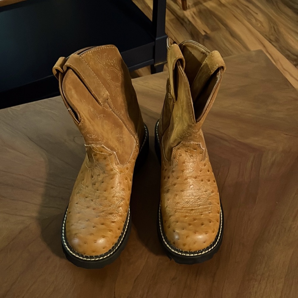 Ariat Fatbaby boots in tan ostrich print leather. EUC.SIZE 6.5
